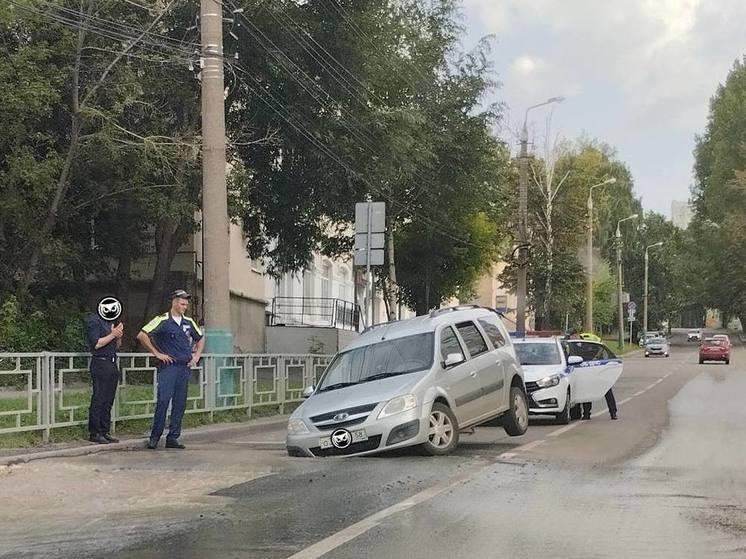 В Пензе авто провалилось в дыру в асфальте