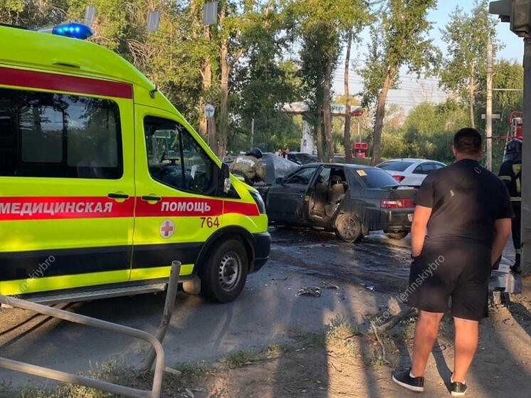 В Челябинске в ДТП со светофором пострадали три человека