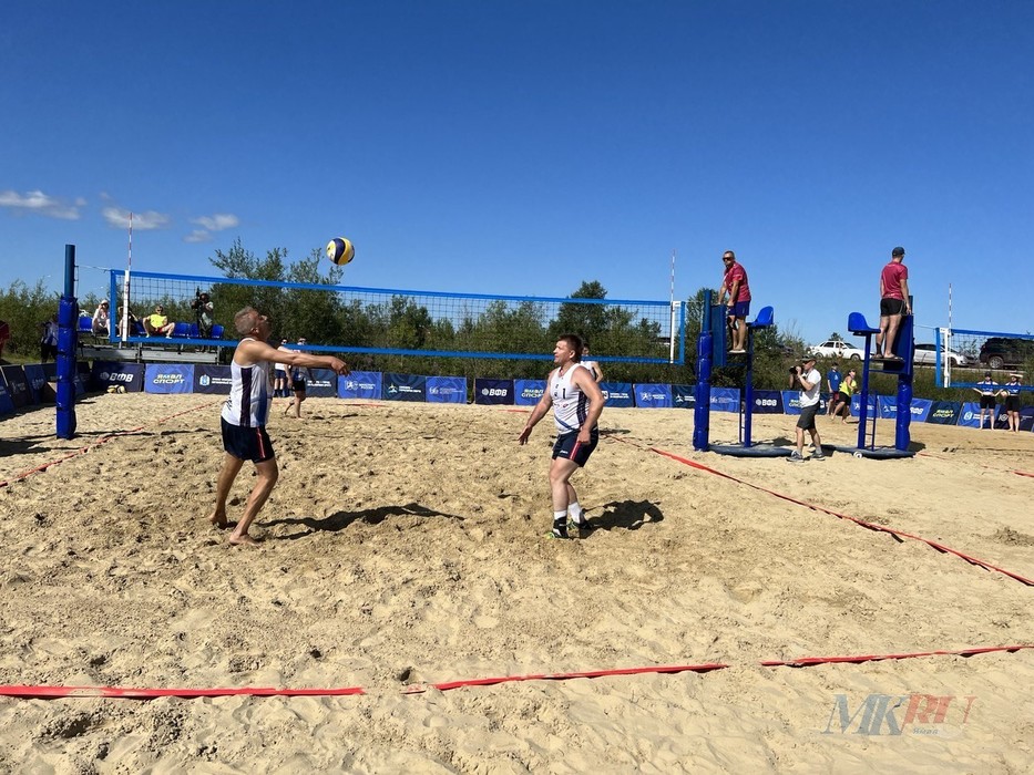 В Салехарде проходит уникальный турнир по пляжному волейболу: фоторепортаж