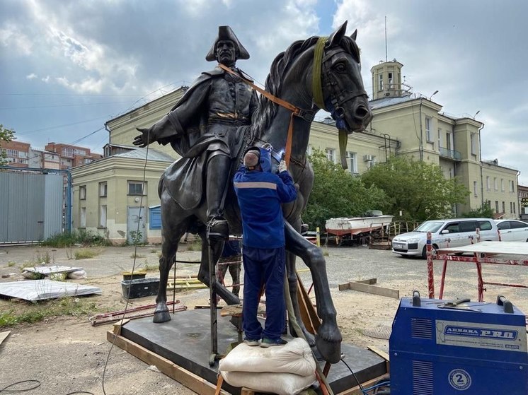 Памятник Ивану Бухгольцу прибыл в Омск
