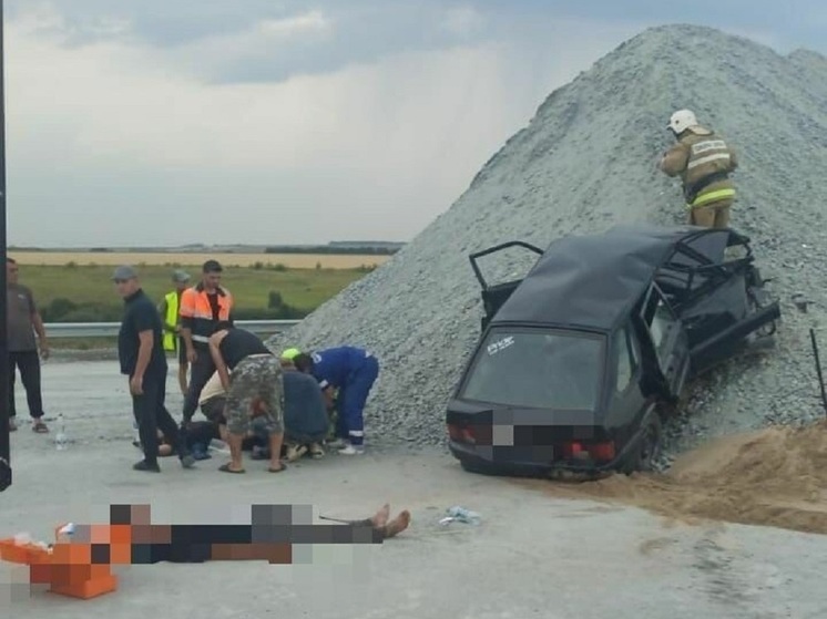 В Татарстане водитель вылетел с трассы и врезался в кучу гравия
