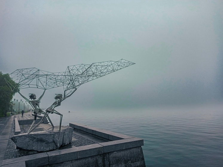 Рыбаки вцепились сетями в туманную бездну на набережной Петрозаводска