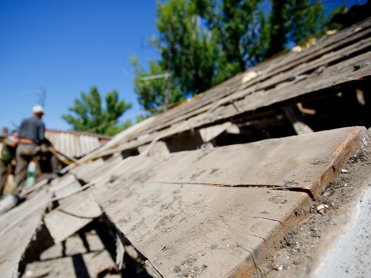 Ураган снес крышу здания сельской администрации в Волгоградской области