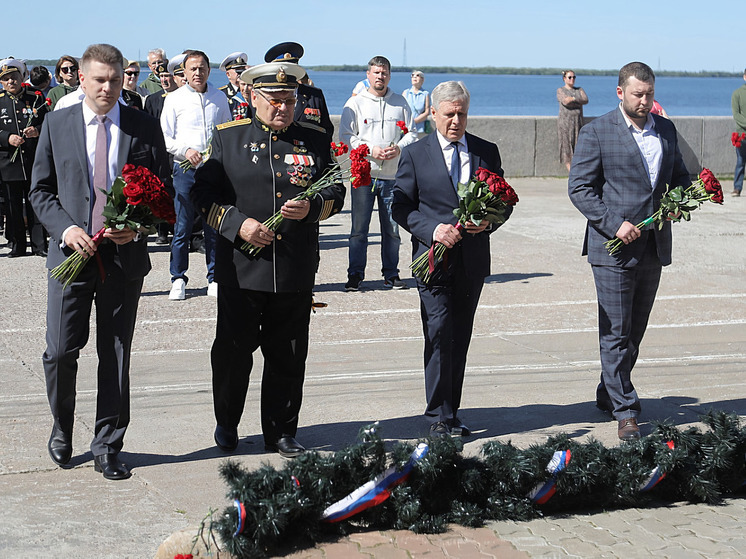 В преддверии Дня ВМФ в Архангельске возложили цветы к памятным монументам