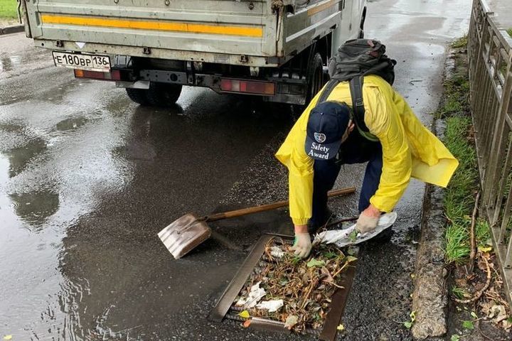 Во всех районах Воронежа коммунальщики будут чистить ливневки пока не кончится дождь