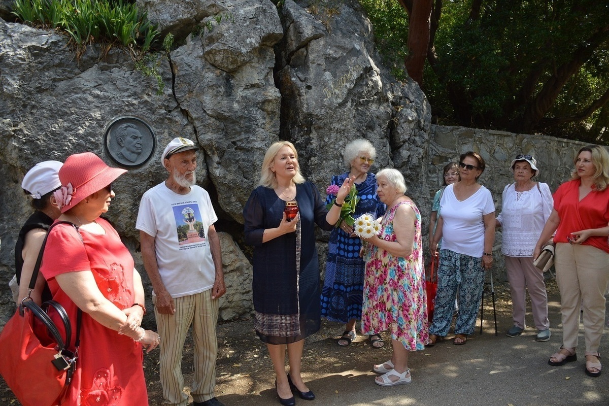 У ялтинской скалы, где замуровано сердце Владимира Луговского, почтили память поэта