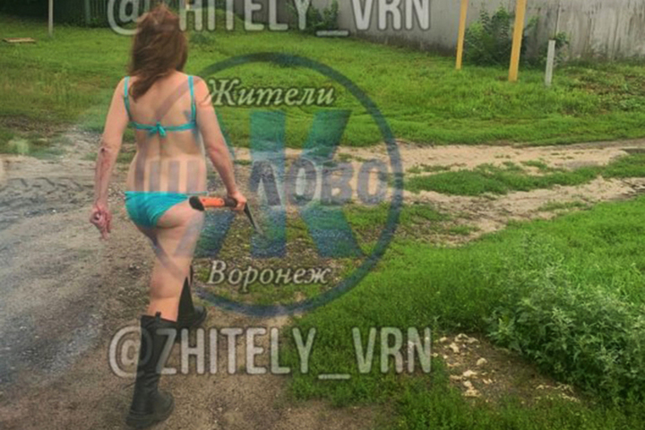 В субботу по Воронежу разгуливала женщина в купальнике с топором