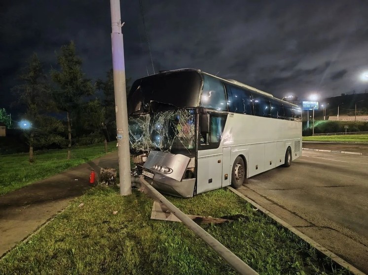 Автобус Красноярск-Абакан врезался в столб на улице Брянской
