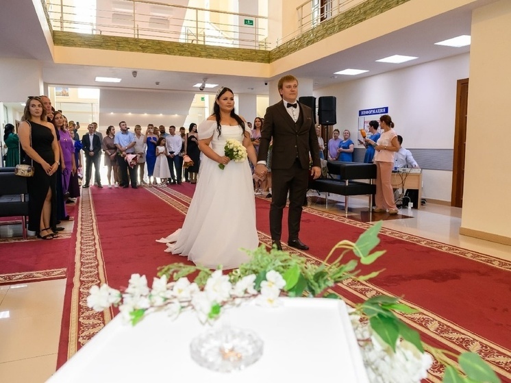 Впервые в истории Ноябрьска влюбленные вступили в брак в здании администрации города