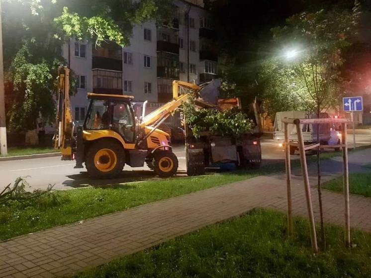 Белгородские коммунальщики продолжают устранять последствия непогоды в облцентре