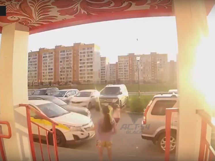 В Новосибирске опубликовали видео наезда «Мерседеса» на 8-летнюю девочку