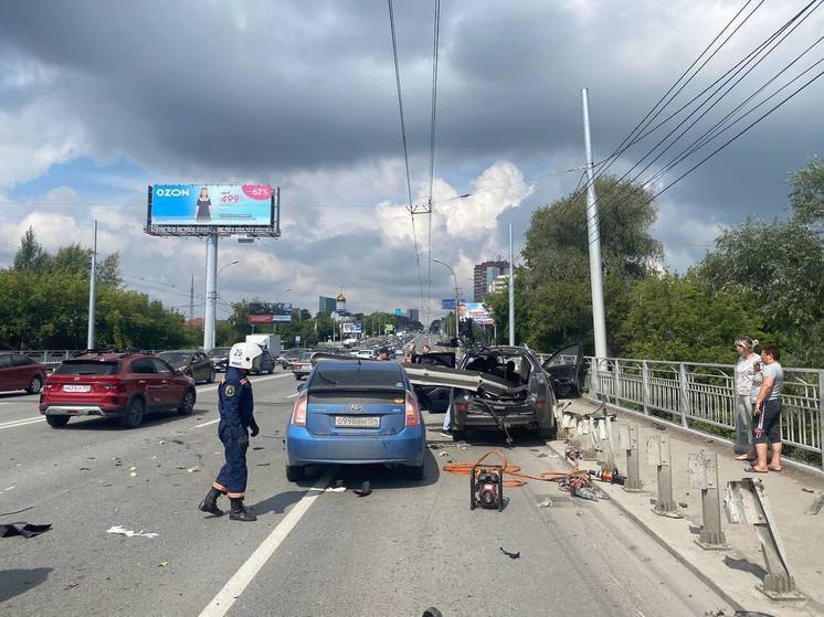 В Новосибирске после ДТП на Ватутина перекрыты три полосы