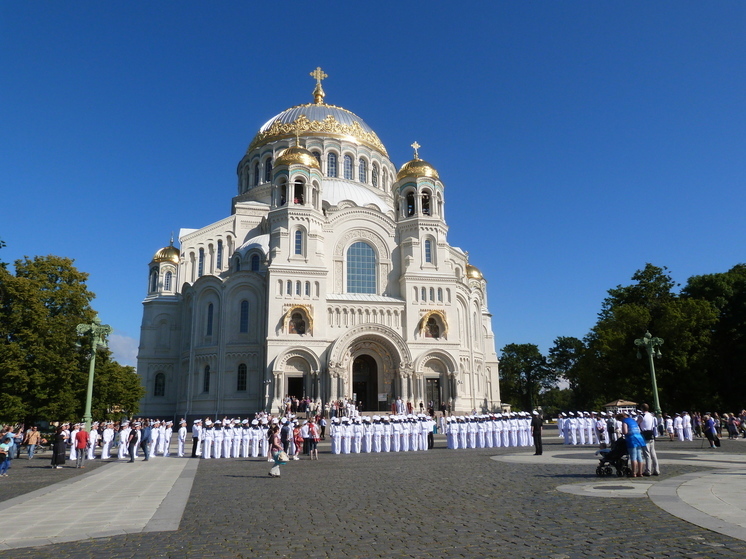 День ВМФ в Кронштадте начался с возложения цветов к памятнику Петру I