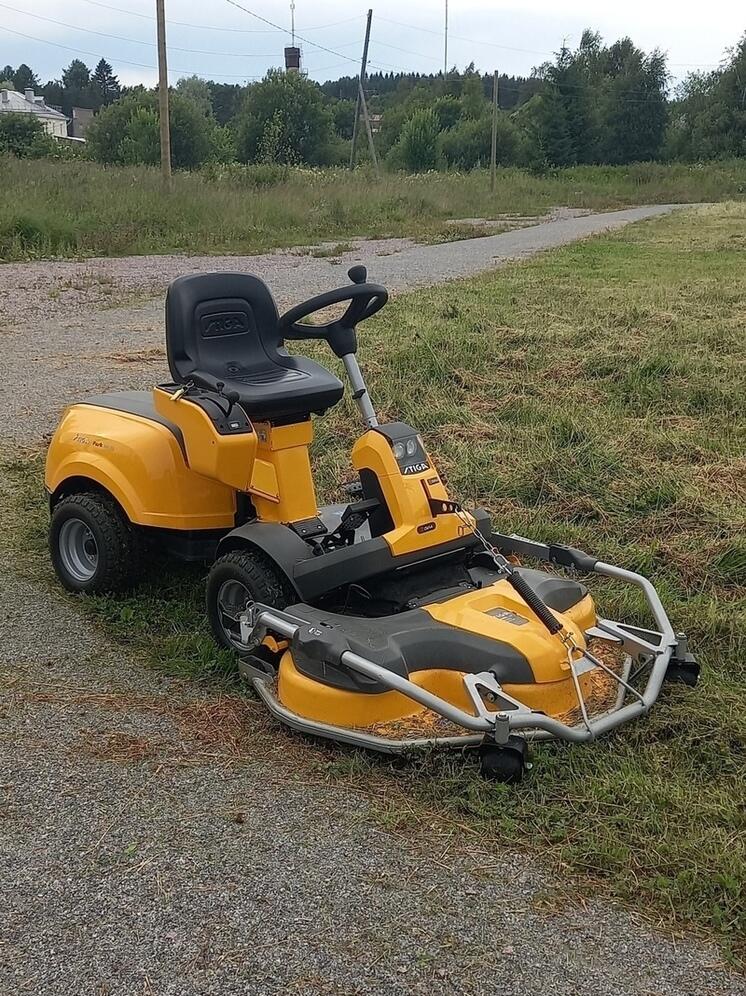 Администрация поселка в Карелии купила райдер для покоса травы и уборки снега