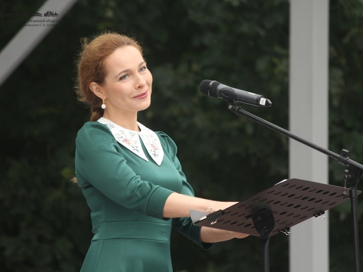 Актриса Екатерина Гусева выступила на празднике в Константинове под Рязанью