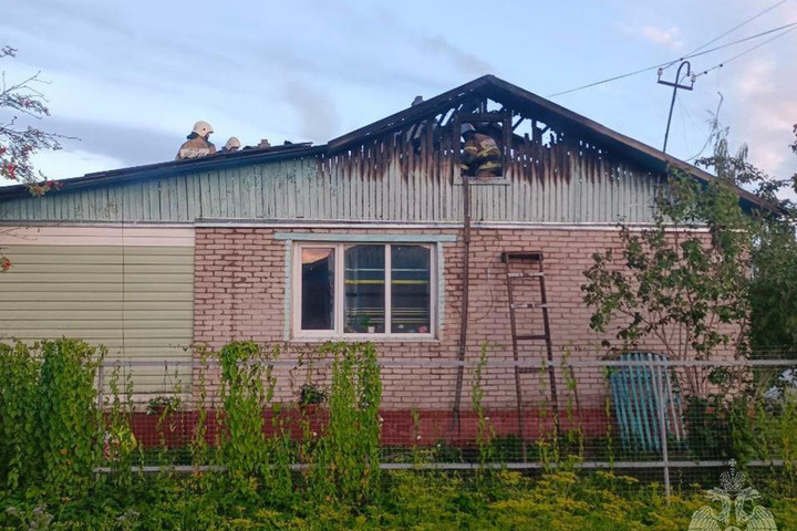 В Новгородской области огонь повредил кровлю дома