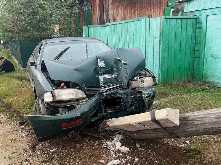 Водитель Toyota снес электроопору в Улётах