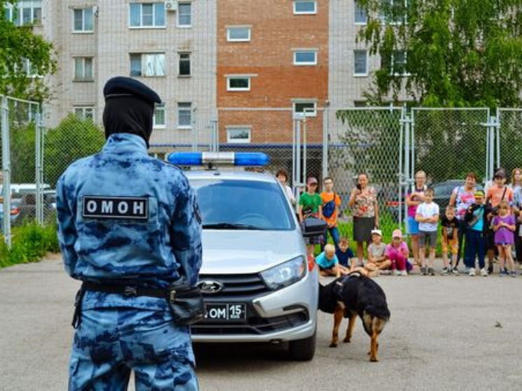 Росгвардейцы провели показательные выступления для волонтеров молодежного центра