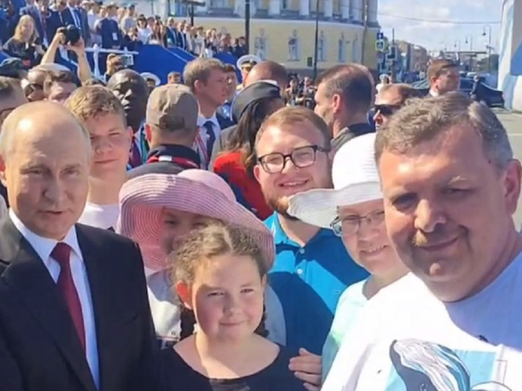 Путин пожал руку многодетному отцу из Магадана, семью которого пригласил на парад ВМФ