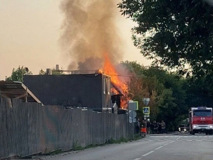 В центре Ижевска сгорел нежилой 4-этажный дом