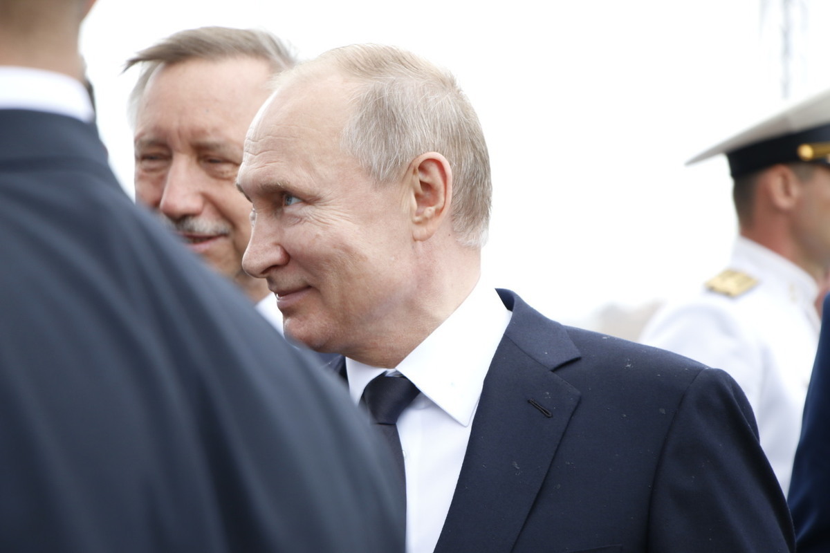 Путин пожал руку многодетному отцу из Магадана на Дне ВМФ в Петербурге