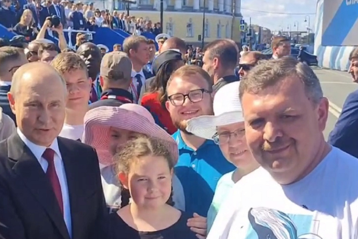 Путин после парада ВМФ пожал руку главе многодетной семьи из Магадана