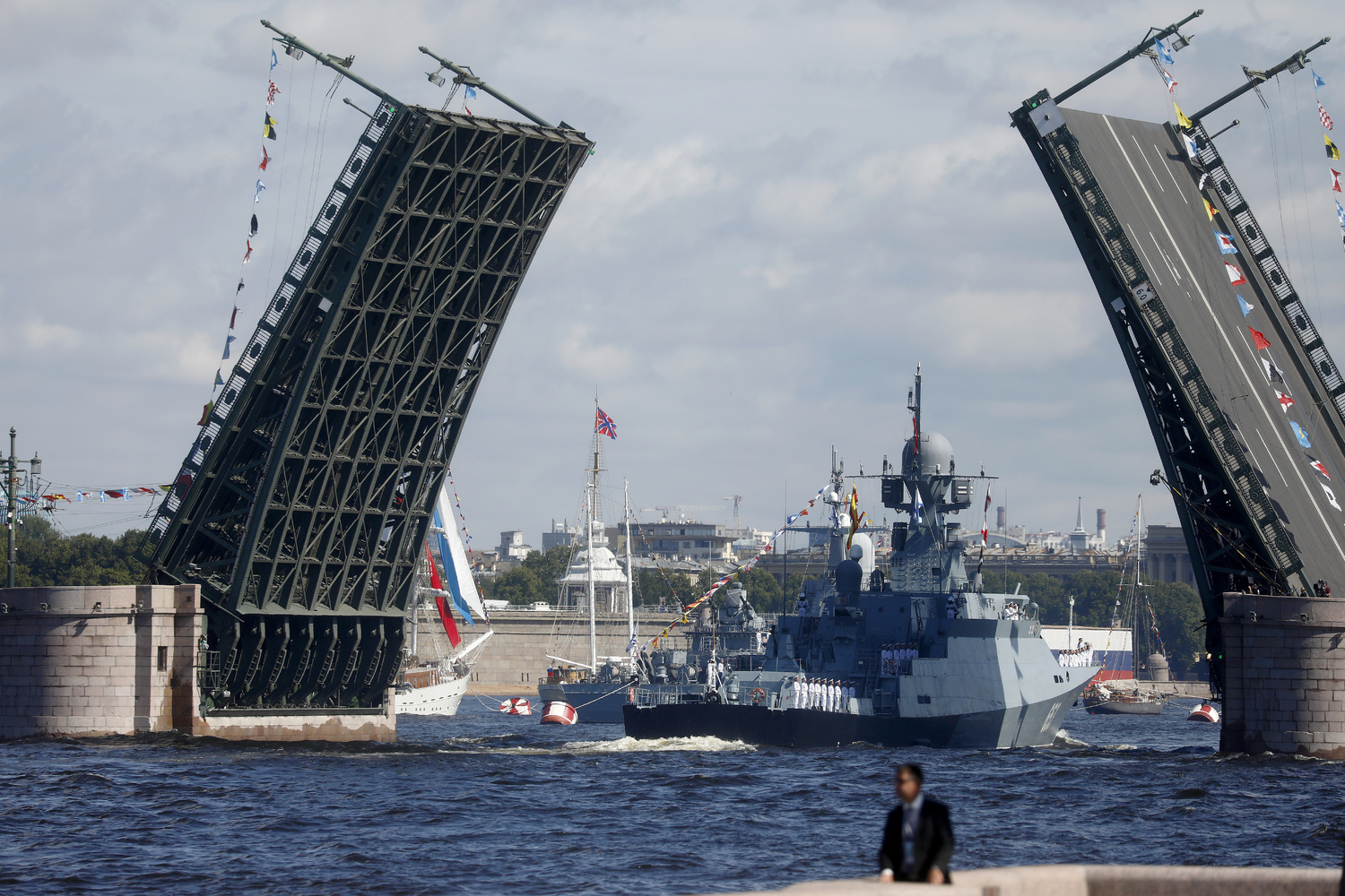 Торжественный марш и 45 боевых кораблей: как в Петербурге прошел Главный военно-морской парад