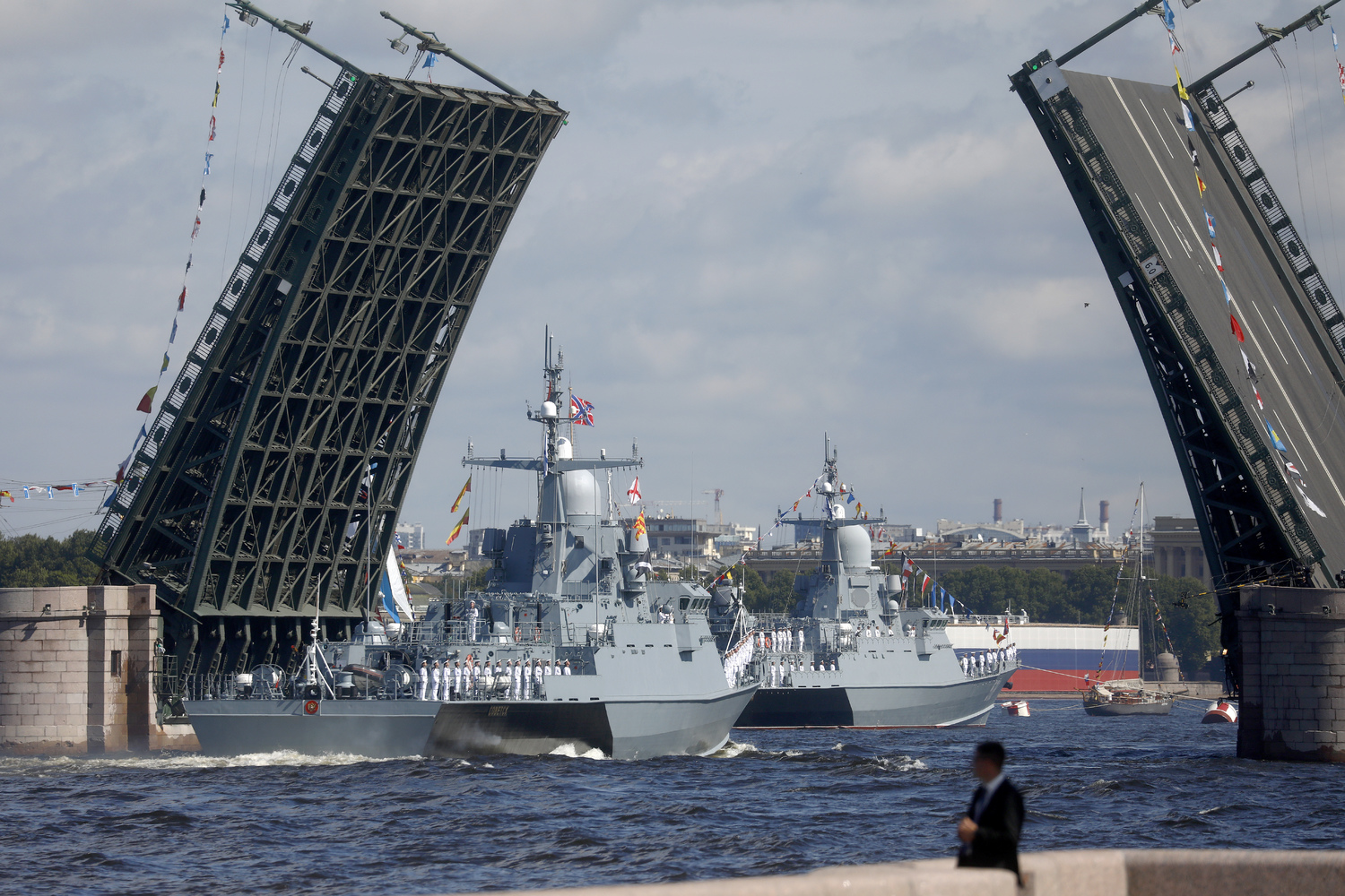 Торжественный марш и 45 боевых кораблей: как в Петербурге прошел Главный военно-морской парад