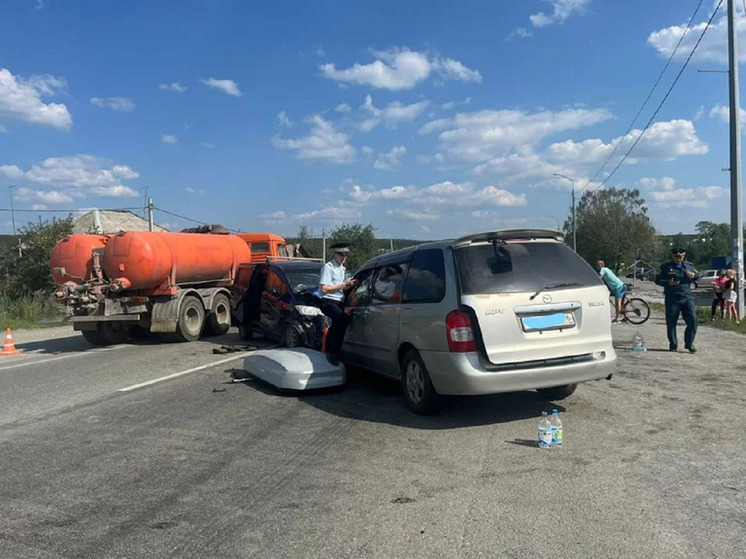 Два человека погибли и девять пострадали в аварии под Первоуральском