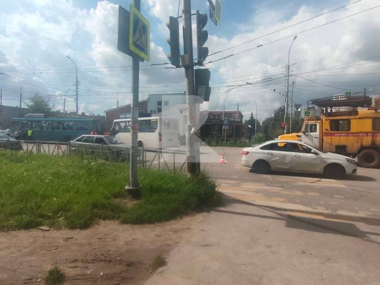 Около Рязанской ОКБ произошла авария с участием троллейбуса и маршрутки