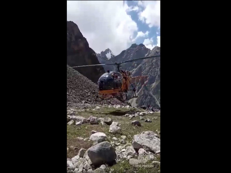 Спасатели на вертолете эвакуировали туриста из Краснодарского края в горах Кабардино-Балкарии