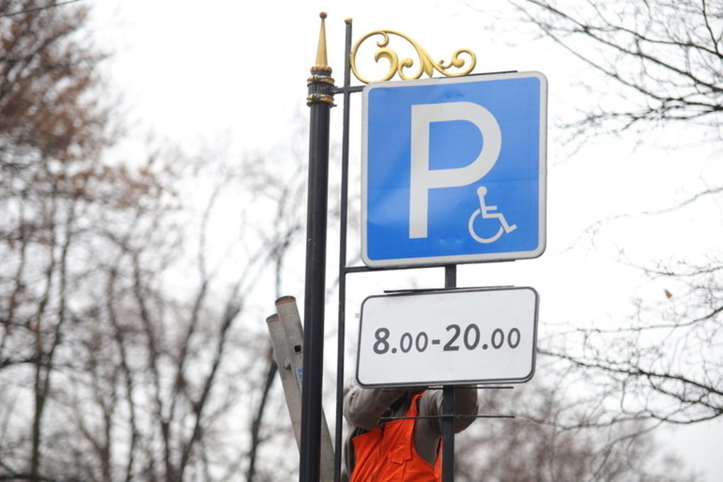 Автомобильная стоянка в парке Зеленоградска оказалась незаконной