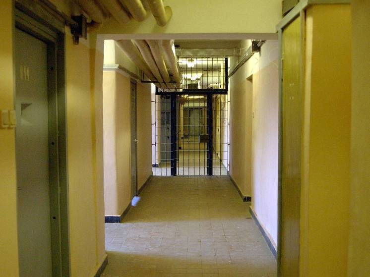 В Благовещенске камеры СИЗО сняли побег заключенного через окно для передач