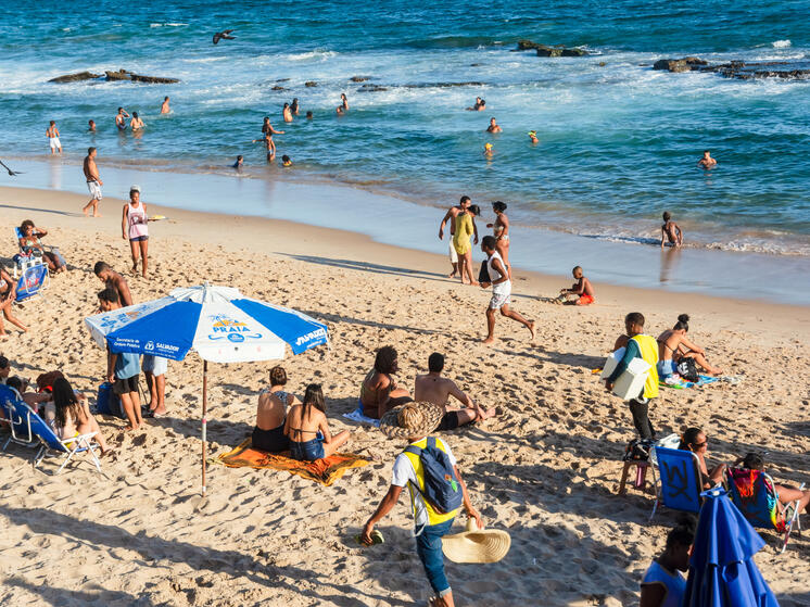 Внедорожник промчался по пляжу на высокой скорости на Сахалине