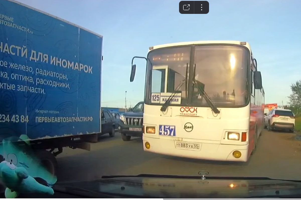 В Омске оштрафовали водителя автобуса, перекрывшего дорогу машинам