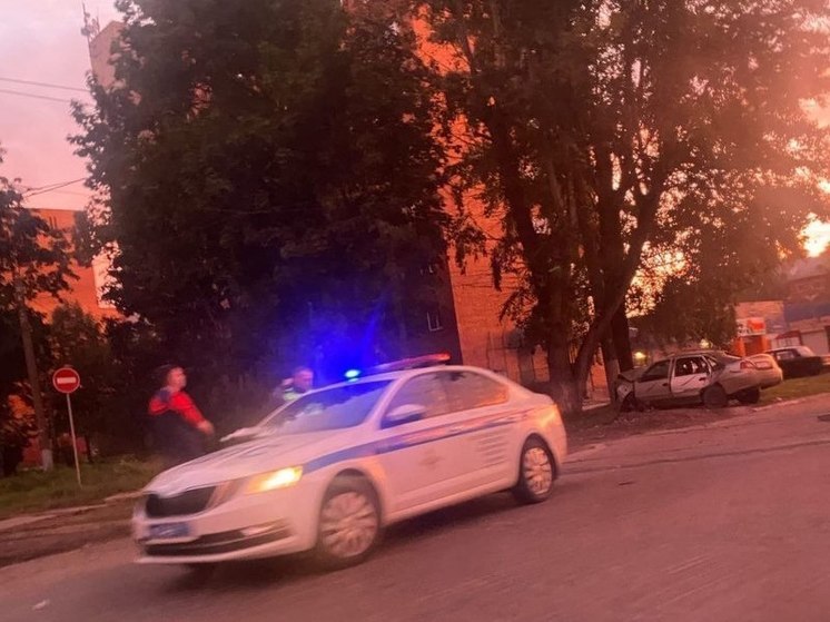 20-летняя автоледи пыталась скрыться от ДПС и врезалась в дерево и опору ЛЭП на улице Кутузова в Туле