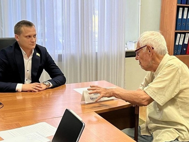 Депутат Антон Аверьянов провел прием граждан