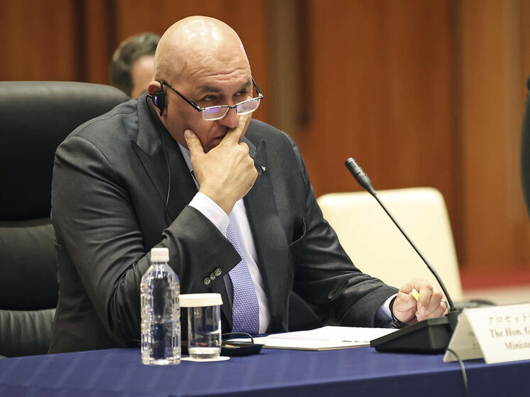 Рим пытается усидеть на двух стульях рядом с Пекином