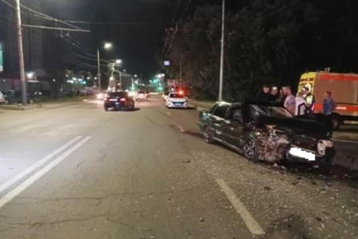 Водитель ВАЗ сломал нос в ночном ДТП на Литейной в Брянске