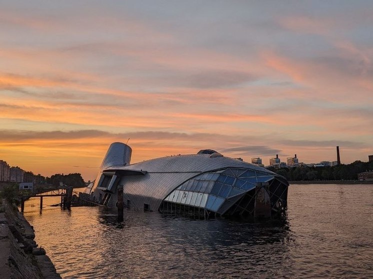 Суд в Петербурге обязал владельца «Серебряного кита» убрать затонувший ресторан из акватории Невы