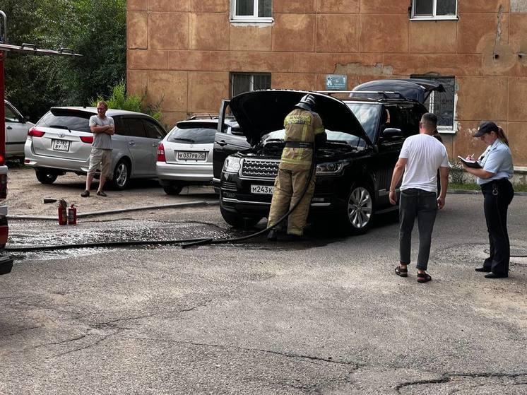 Land Rover загорелся во дворе дома в центре Читы