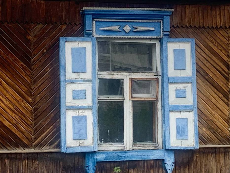 Разбитый фасад, пленка на окнах: кадры дома, где челябинку 14 лет держали в плену