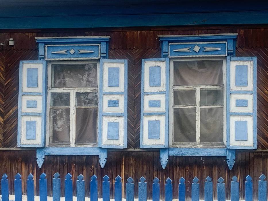 Разбитый фасад, пленка на окнах: кадры дома, где челябинку 14 лет держали в плену