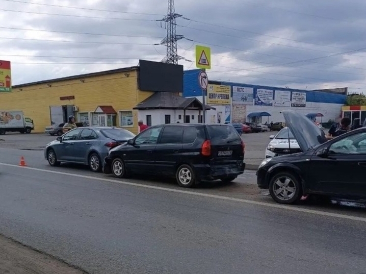 В ДТП с тремя автомобилями на ул. Азина пострадали 8 человек
