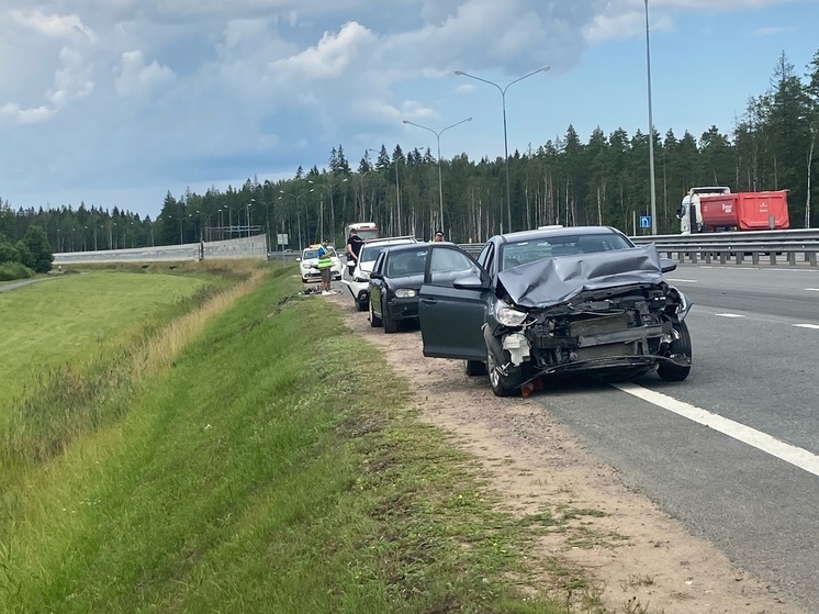 В массовой аварии на трассе «Сортавала» в Ленобласти пострадали трое человек