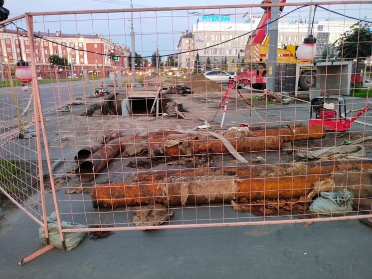 Гнилые трубы теплотрассы достали из-под земли на площади Гагарина в Петрозаводске