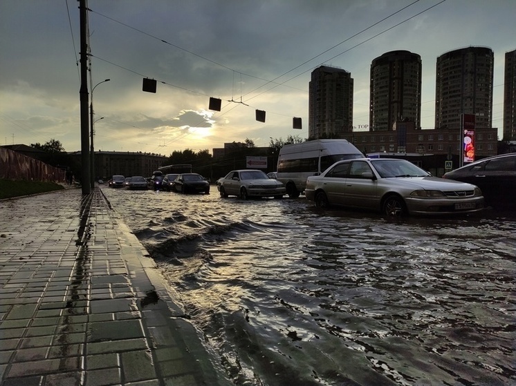 В Новосибирске ливень затопил улицы на правом берегу