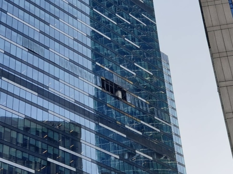 Выбито 6 стеклопакетов, повреждено 44