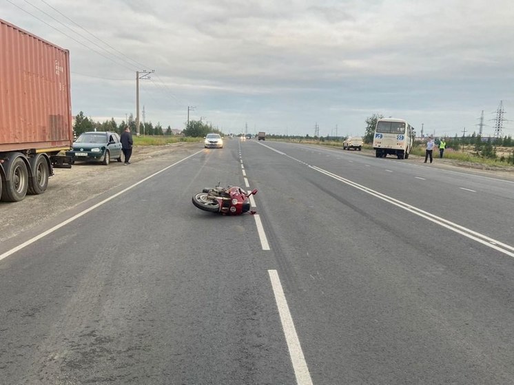 В Новом Уренгое мотоциклист погиб в ДТП с автобусом