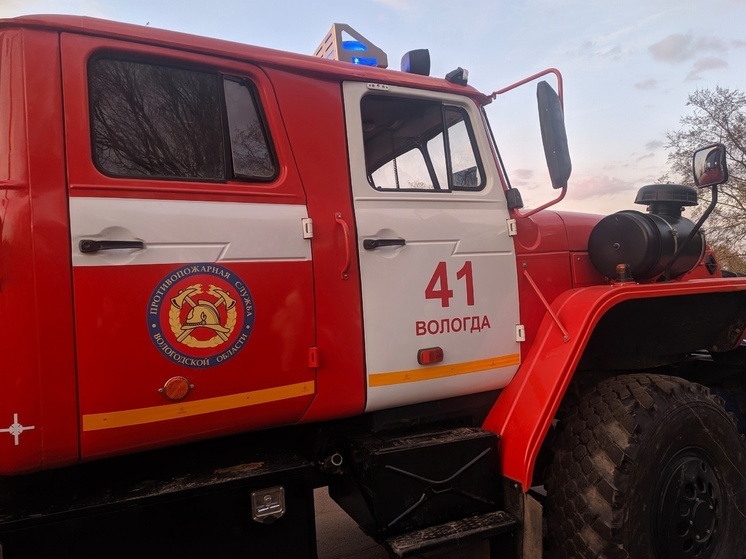 Деревянный нежилой дом в Вологде тушили 26 огнеборцев